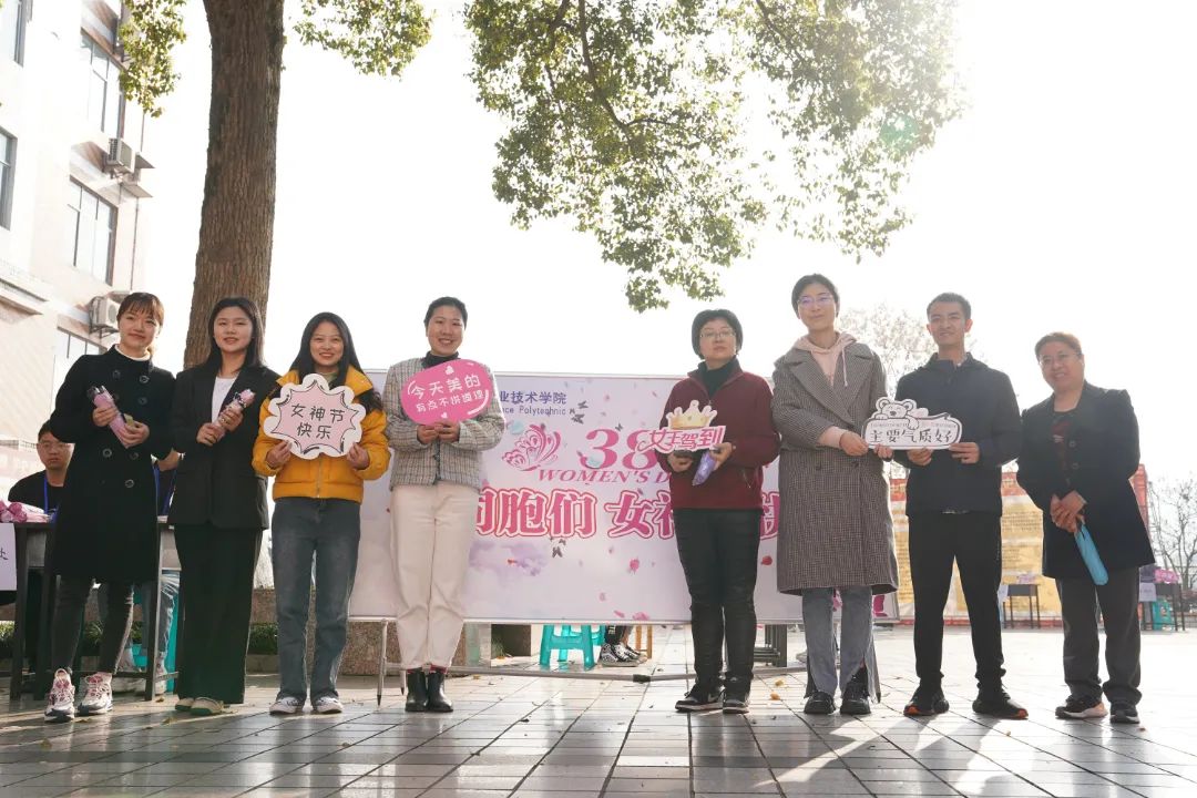 d2b1351722d70cdb2af1e0d017d7af09.jpg